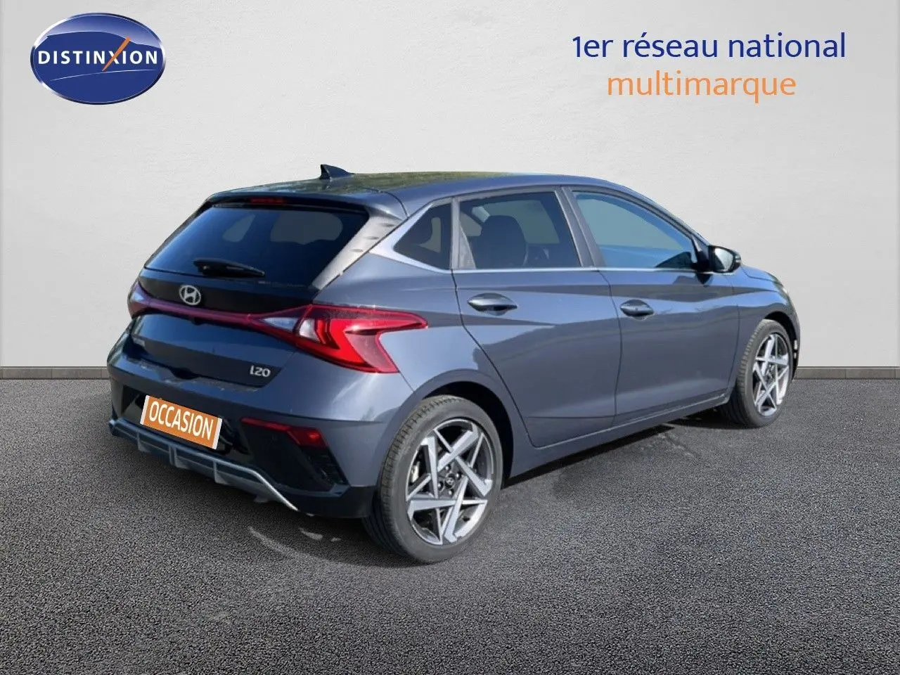 Vue 3/4 arrière droite d'une Hyundai i20 gris aurora metal avec jantes alliage et feux arrière LED distinctifs.