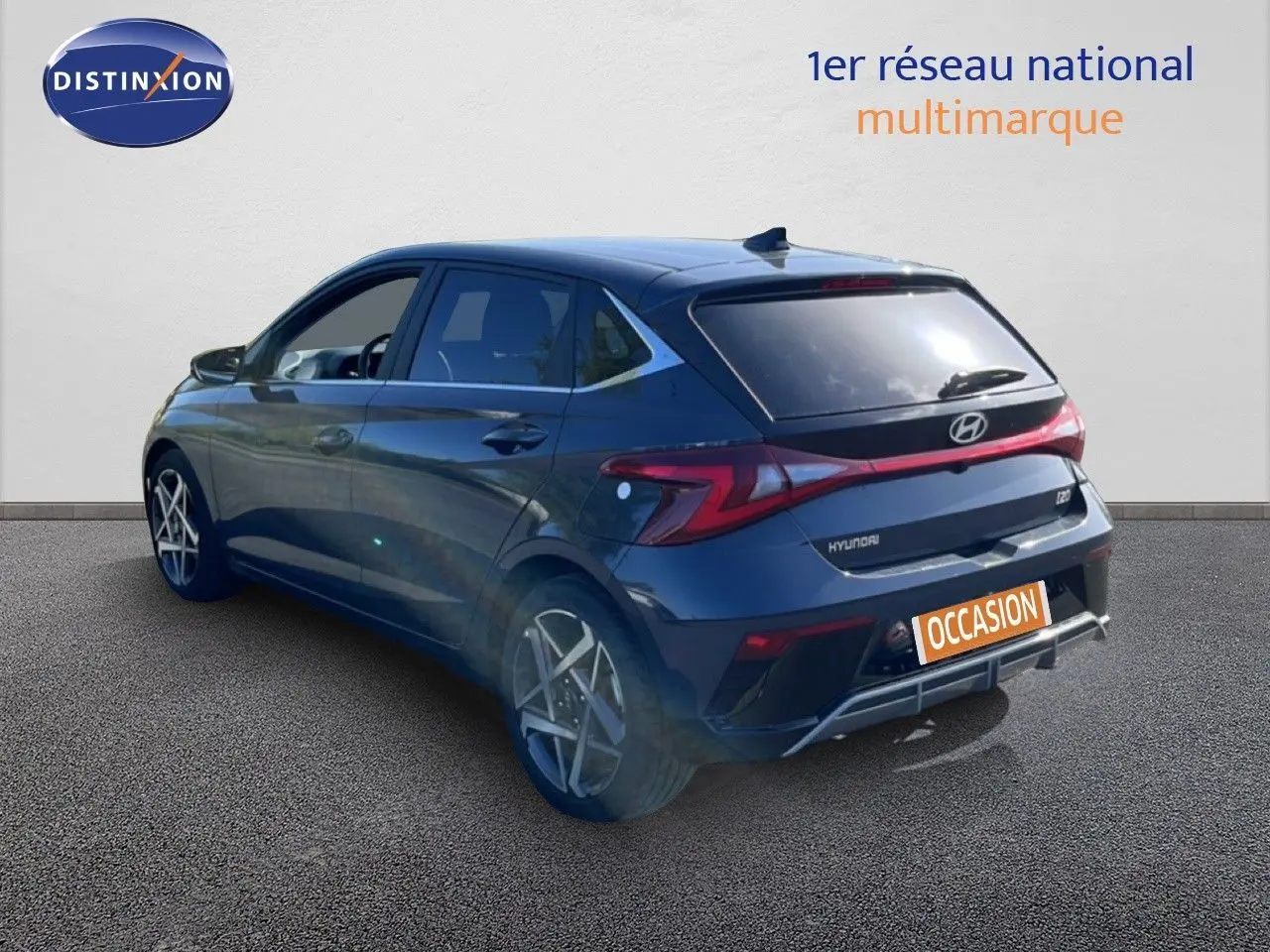 Vue 3/4 arrière droite d'une Hyundai i20 gris Aurora métal avec feux LED et jantes alliage biton.