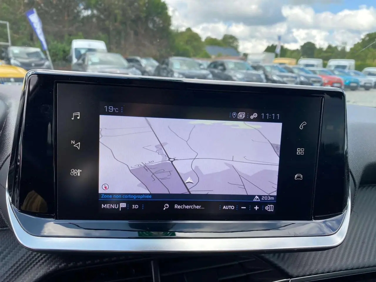 Écran tactile 7 pouces affichant la navigation 3D dans l’habitacle d’une Peugeot 208 noire de 2021.