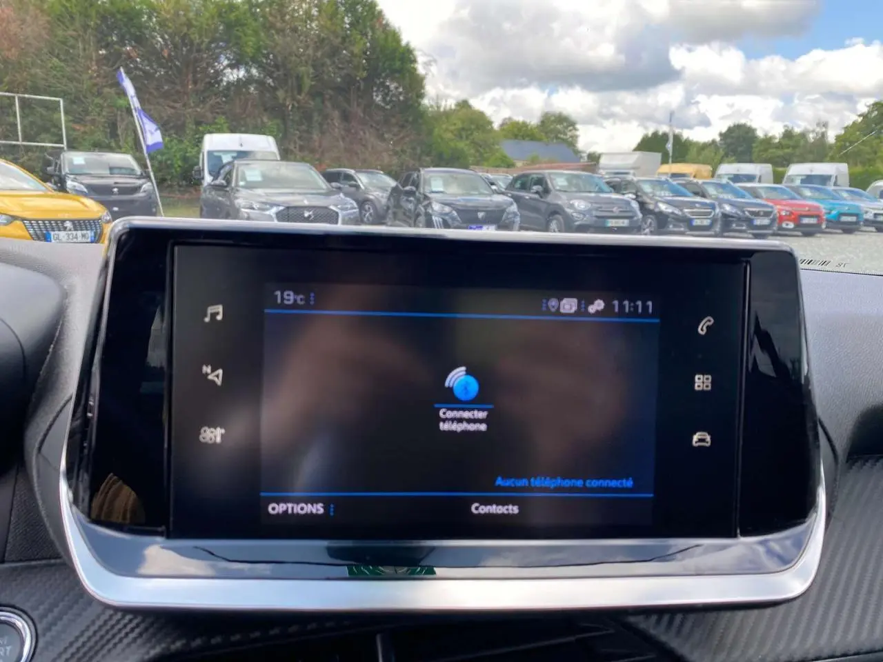 Écran tactile central de la Peugeot 208 noir 2021 affichant la connexion Bluetooth, vue intérieure avant.