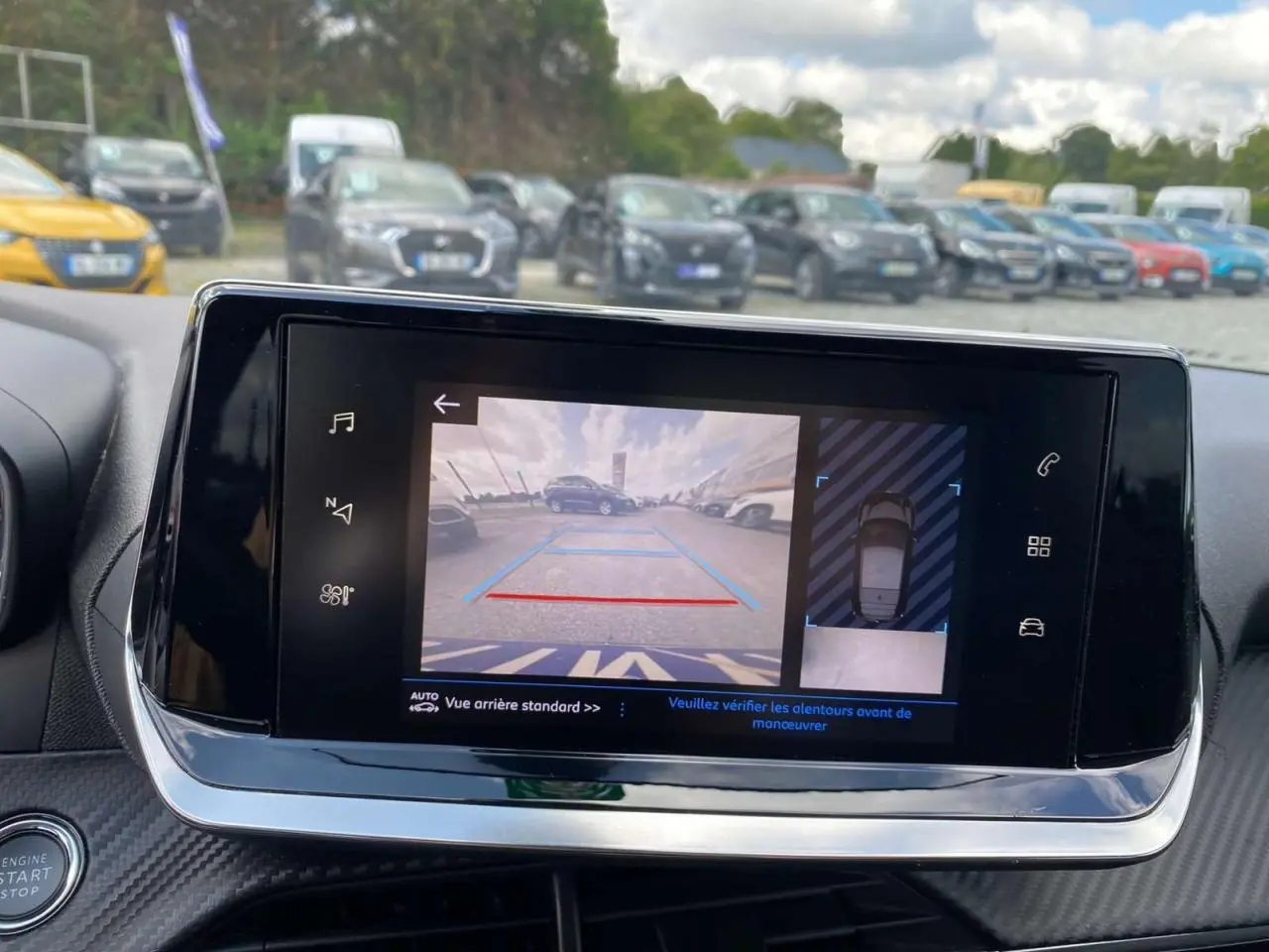 Écran tactile intérieur de la Peugeot 208 noir montrant la caméra de recul avec vue arrière et vue 360° du véhicule.