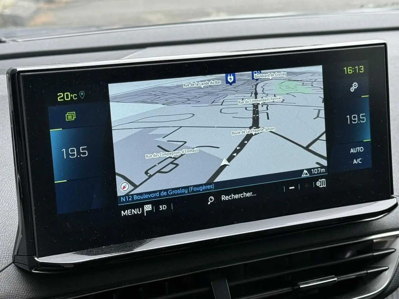 Écran tactile 10 pouces du Peugeot 3008 Plug-in Hybrid 2024 affichant la navigation 3D et la température intérieure.