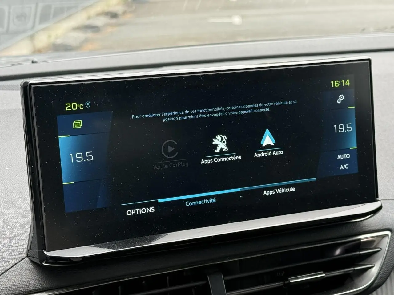 Écran tactile central du Peugeot 3008 gris Artense affichant la connectivité Apple CarPlay et Android Auto.