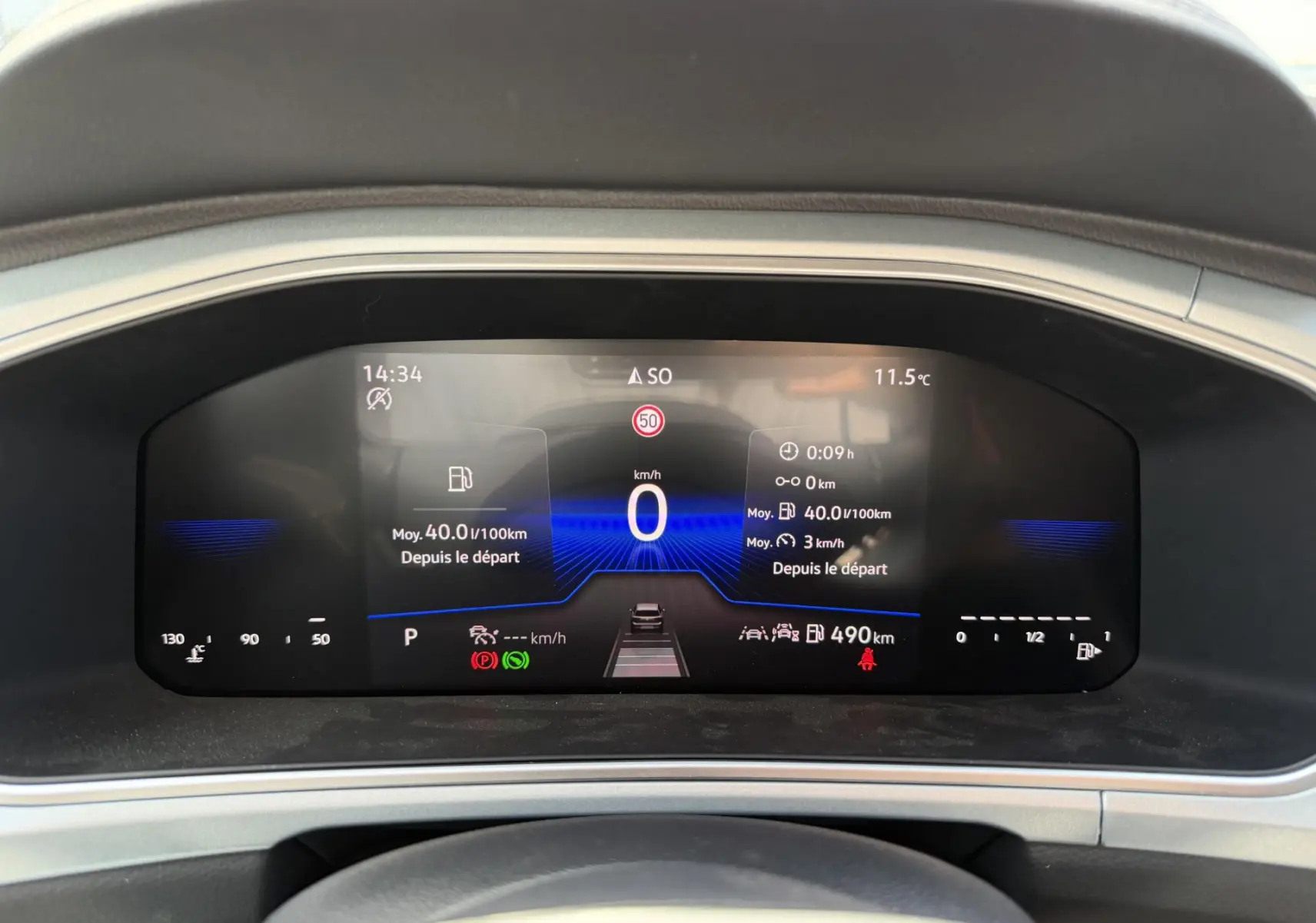 Vue rapprochée du tableau de bord numérique du Volkswagen T-Roc 2025 affichant la vitesse à 0 km/h et diverses informations de conduite.