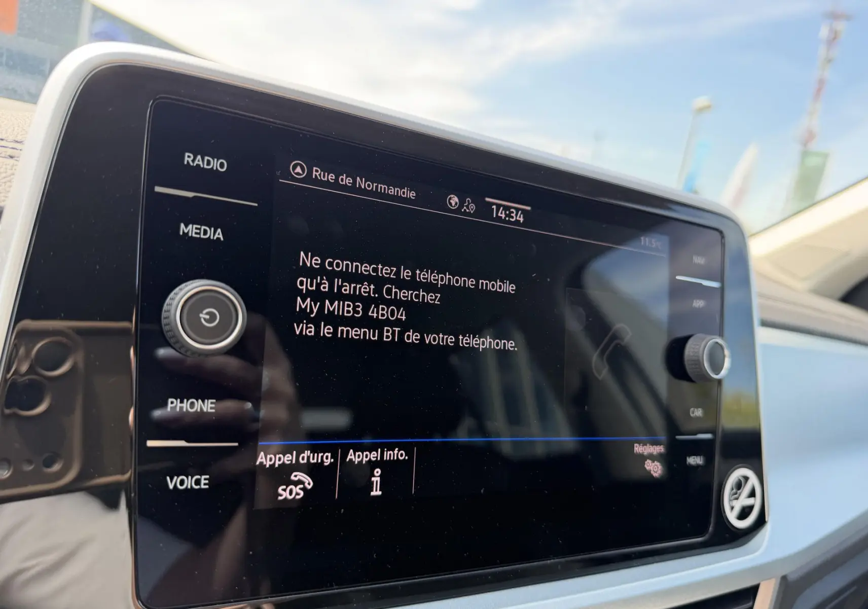 Écran tactile du système de navigation Discover Media du Volkswagen T-Roc, affichage en français, vue de face.