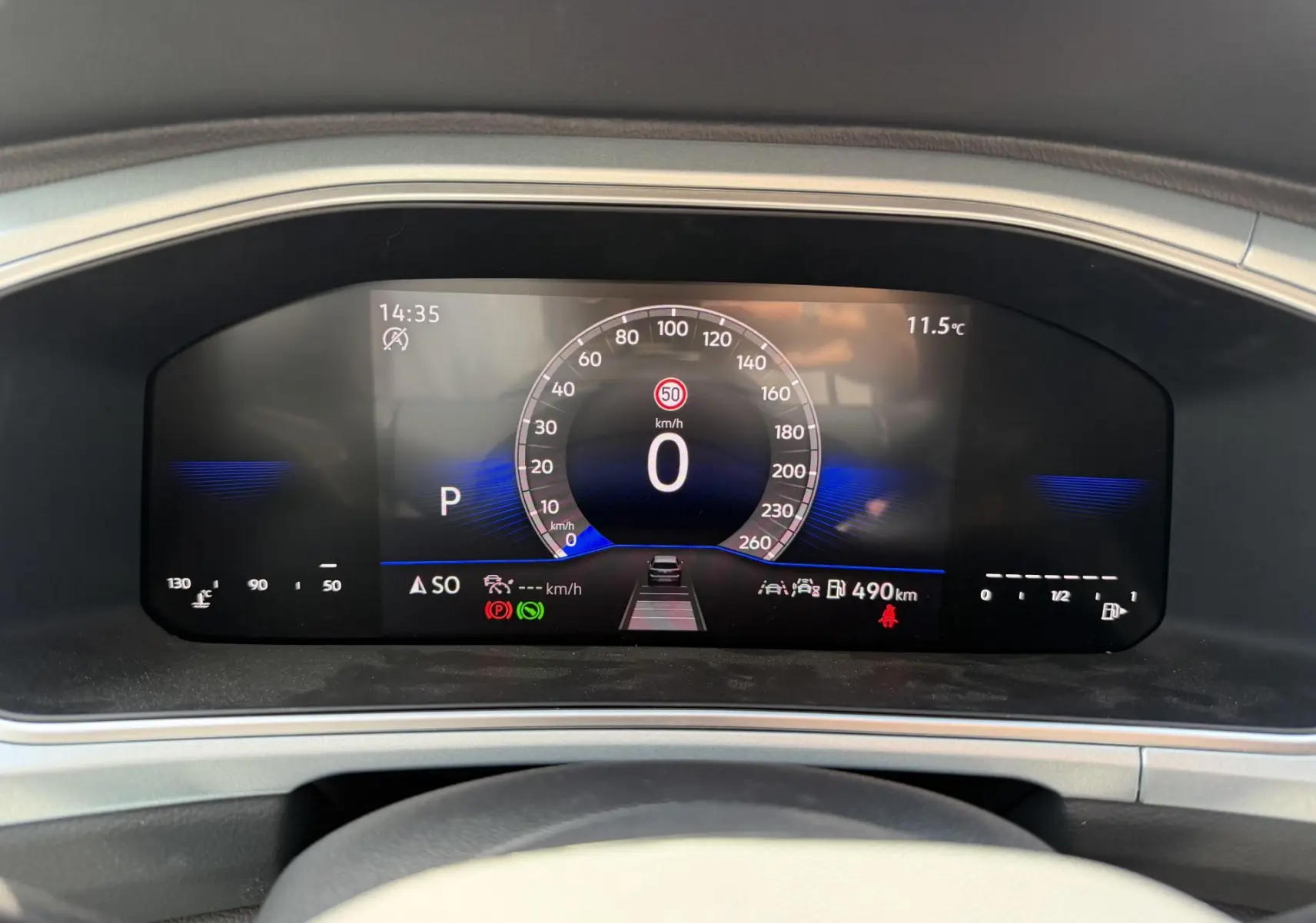 Affichage numérique du tableau de bord du Volkswagen T-Roc 2025, montrant la vitesse à 0 km/h et diverses informations de conduite.
