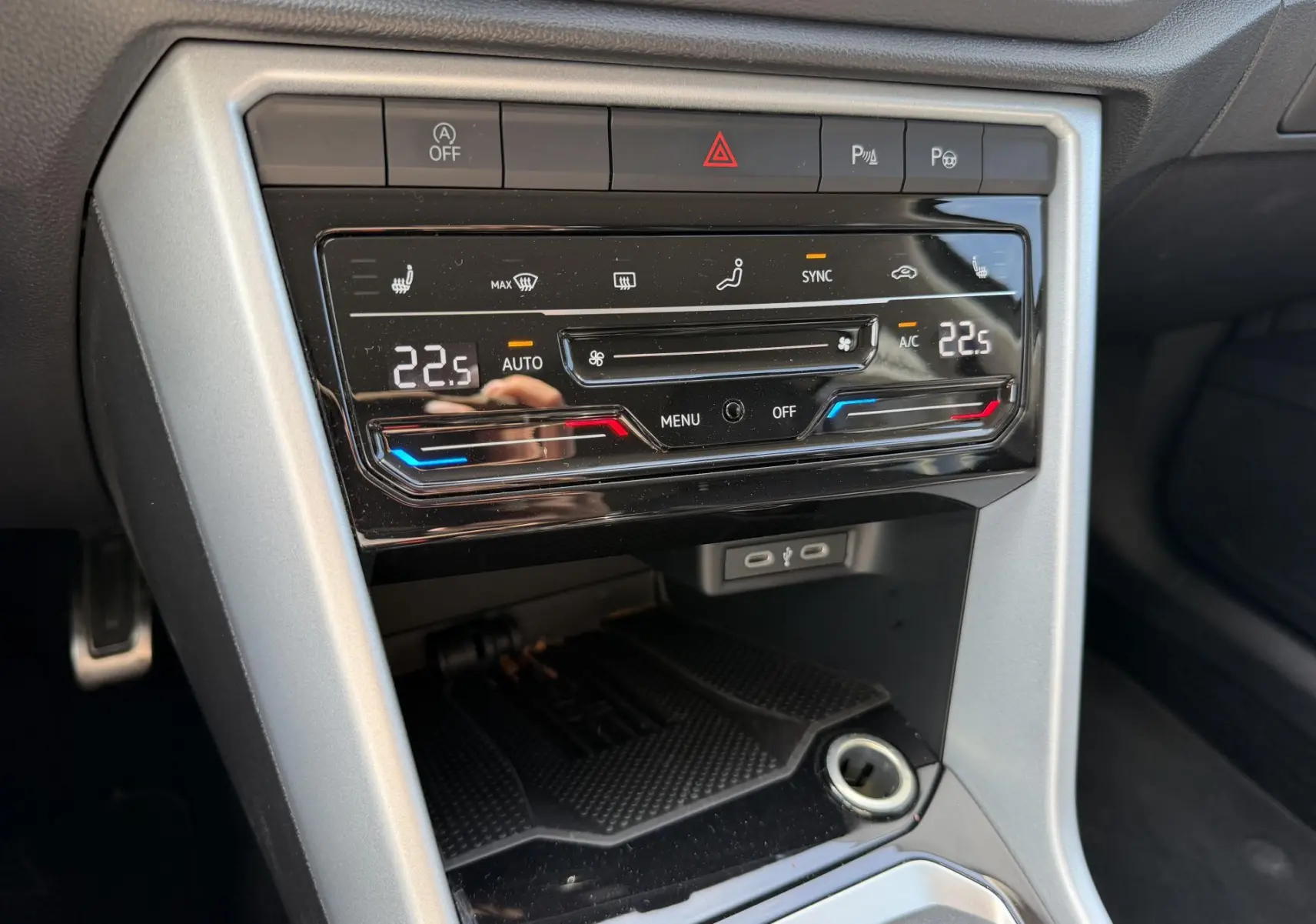 Détail du panneau de commande de climatisation digitale du Volkswagen T-Roc 2025 avec affichage température à 22,5°C.