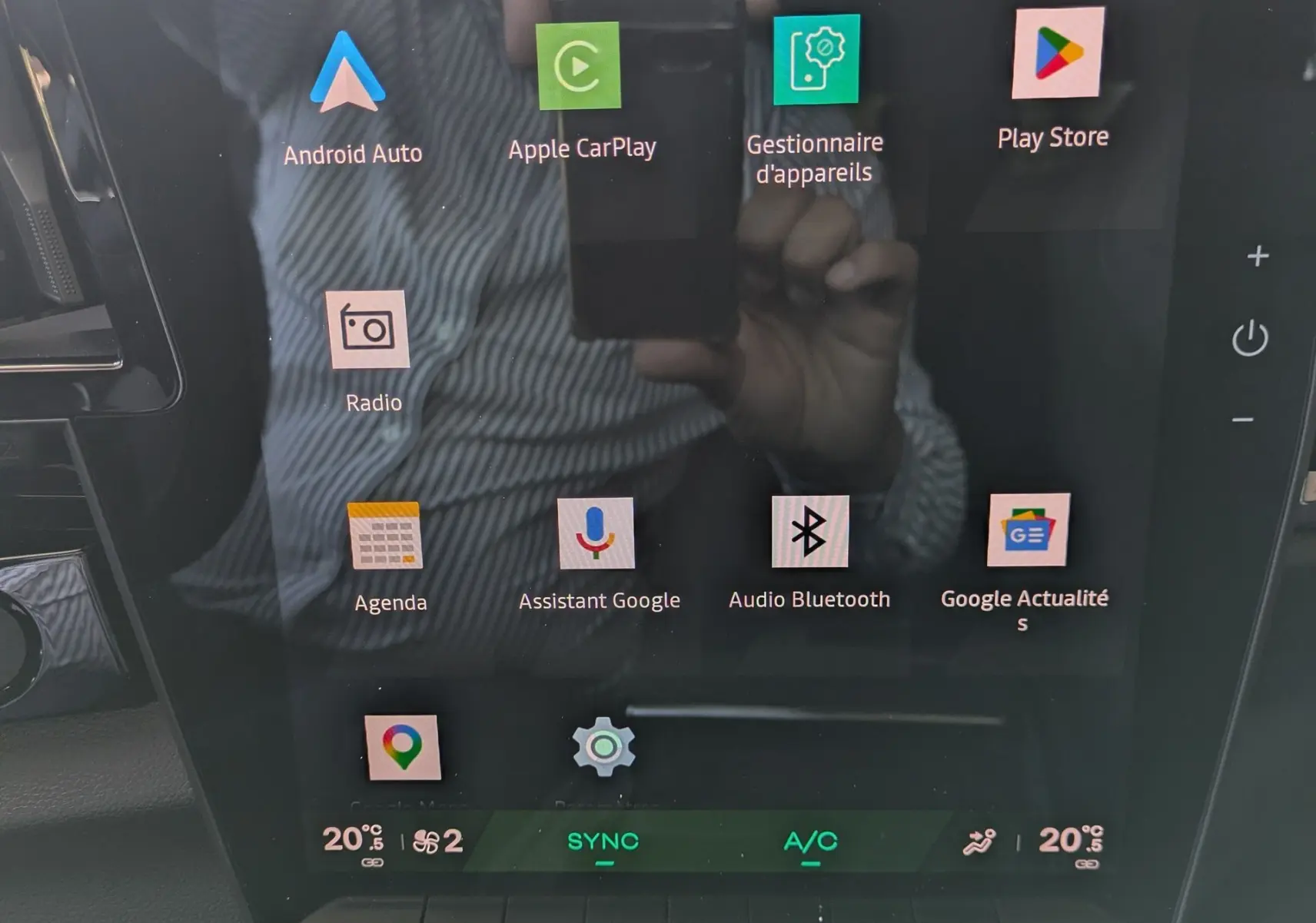 Gros plan sur le volant multifonction noir du Renault Austral E-Tech 200 avec commandes et bouton Multi-Sense.