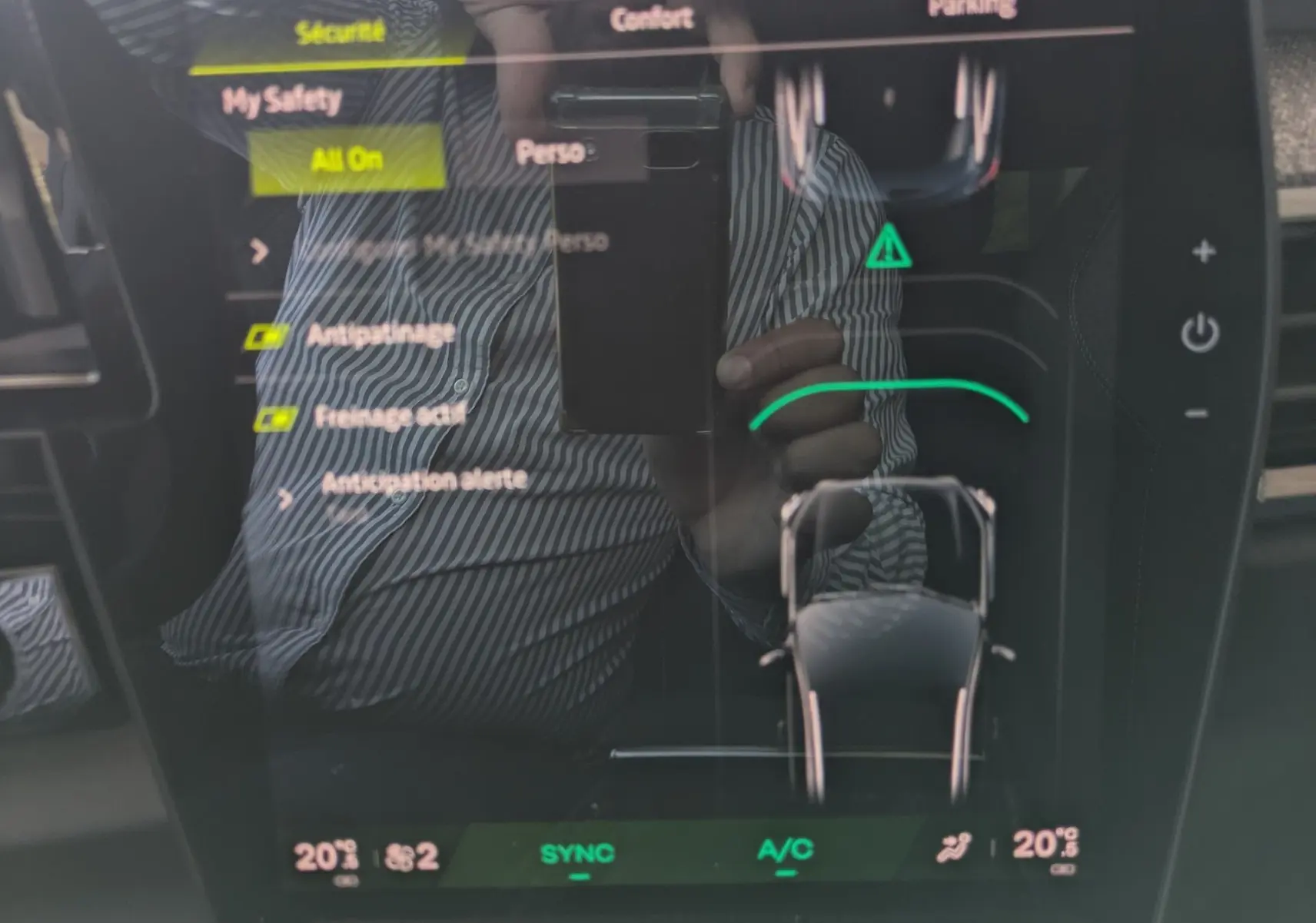 Écran tactile central du Renault Austral E-Tech 200 gris schiste, affichant le mode de conduite ECO en vue avant du véhicule.