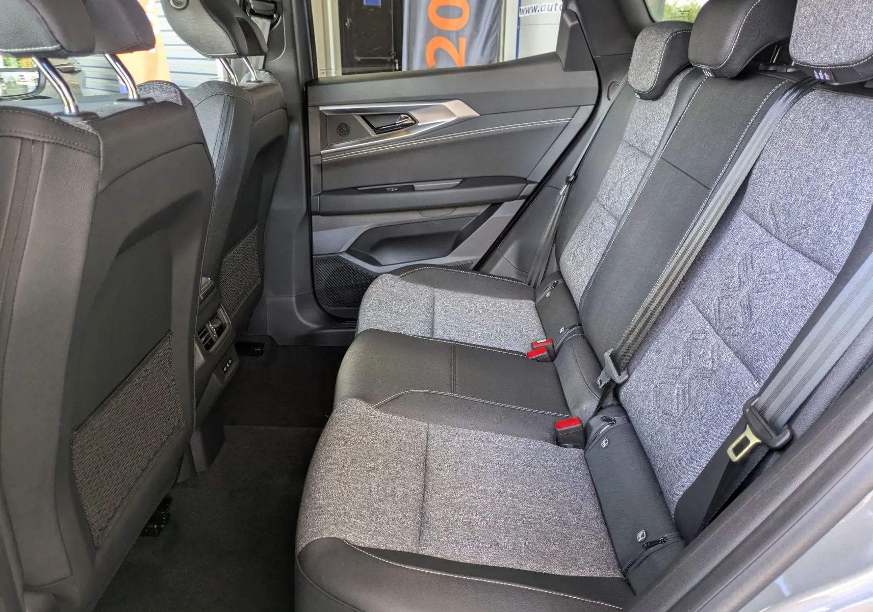 Gros plan sur la console centrale du Renault Austral E-Tech 200, montrant les ports USB-C et commandes climatisation.
