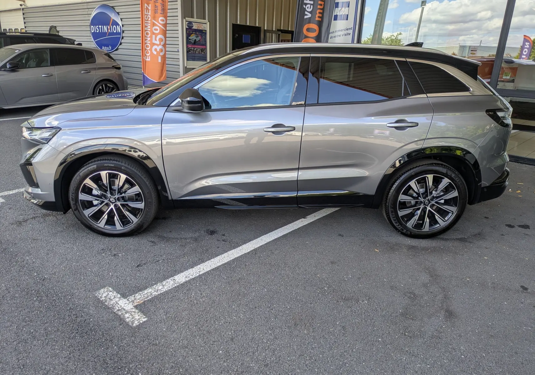 Renault Austral E-Tech 200 gris schiste, vue 3/4 avant droit, toit noir et jantes alliage 19 pouces visibles.