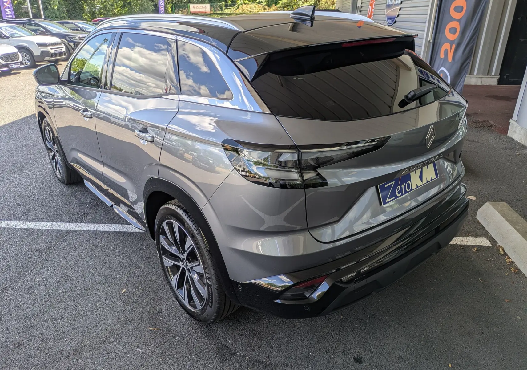 Vue 3/4 arrière droite du Renault Austral E-Tech 200 Esprit Techno gris schiste avec toit noir et jantes alliage 19 pouces.