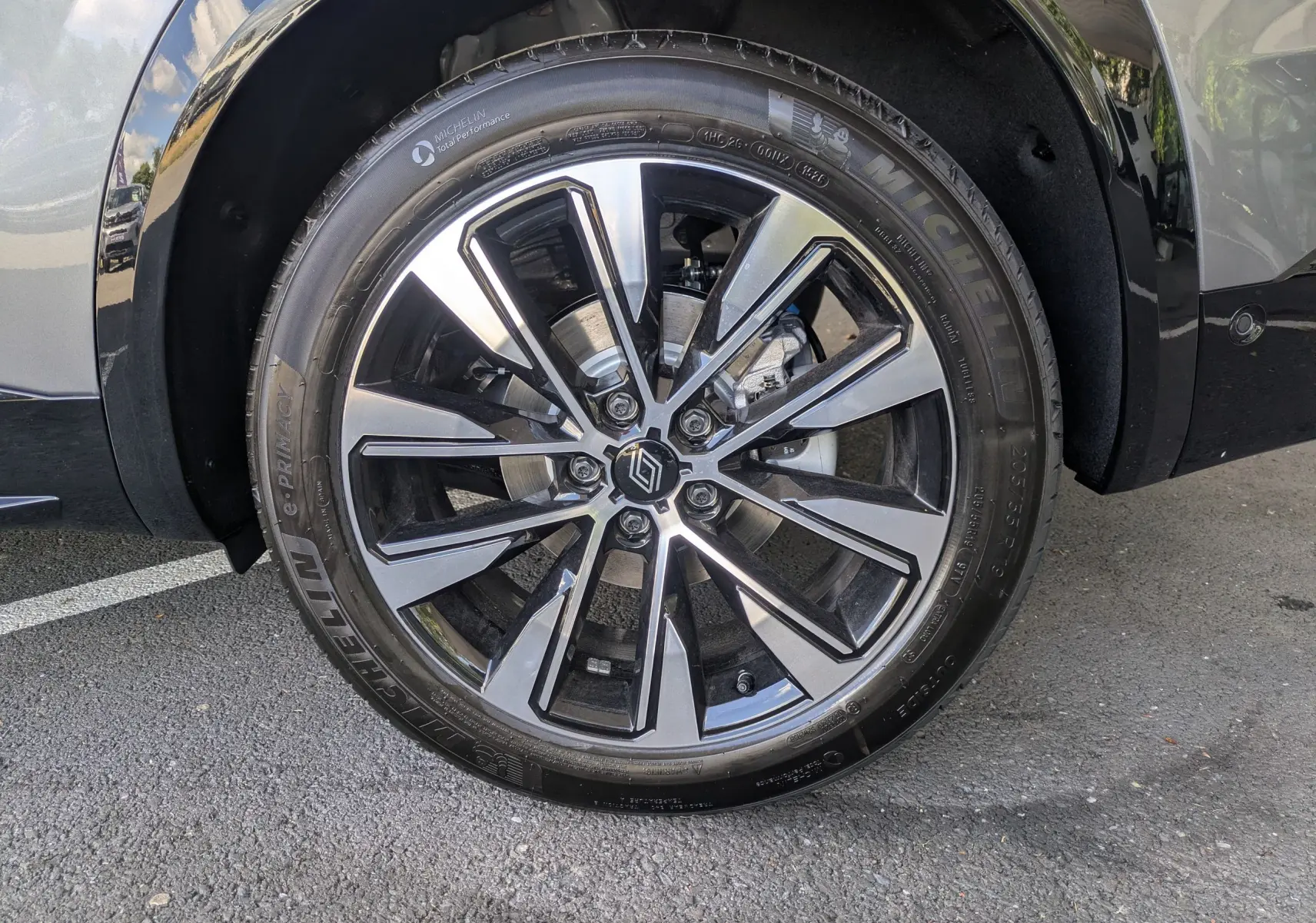 Gros plan sur la jante alliage 19 pouces du Renault Austral E-Tech 200 Esprit Techno gris schiste avec toit noir.