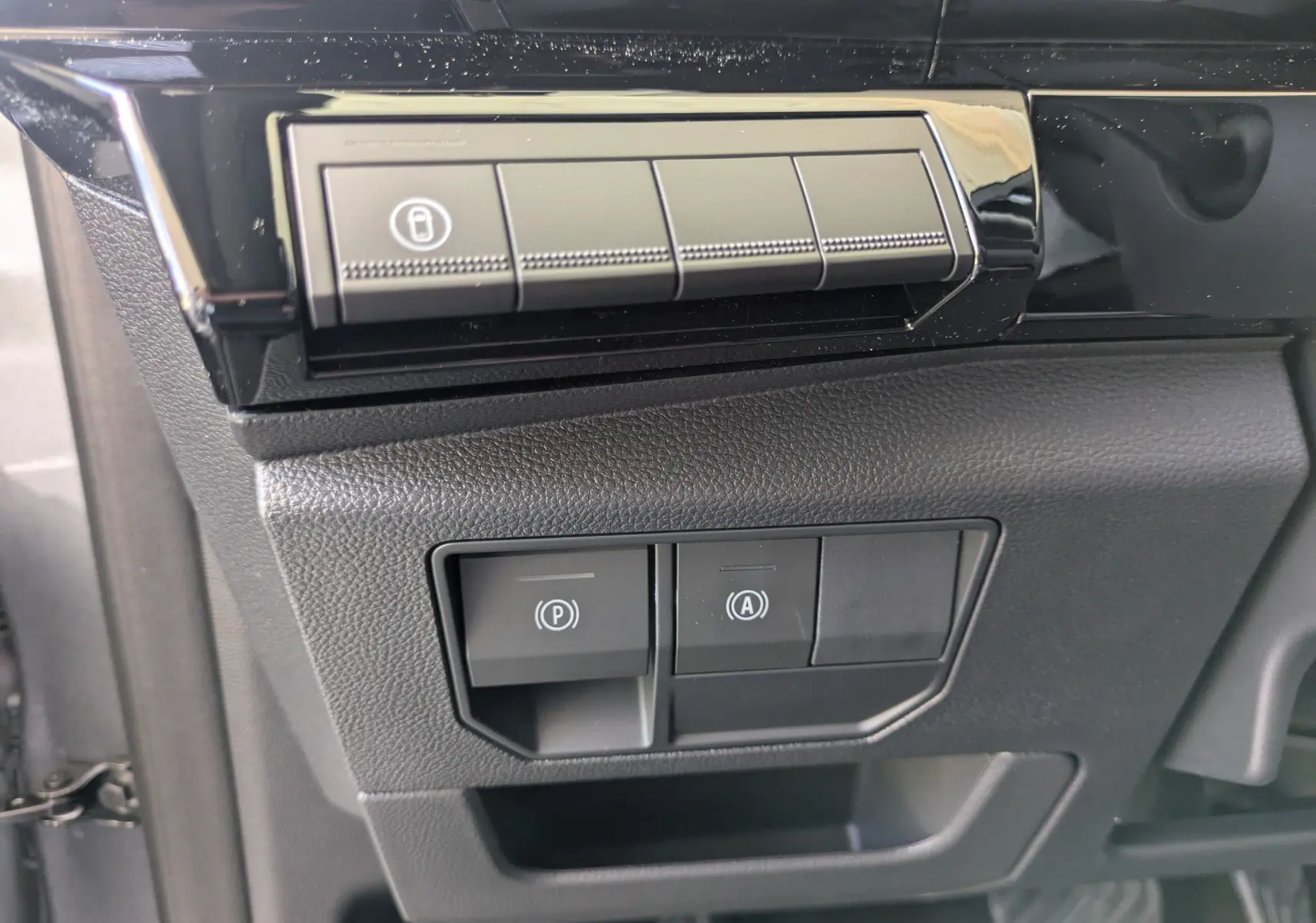 Vue latérale droite de l'habitacle arrière du Renault Austral E-Tech 200 Esprit Techno avec sièges tissu gris et cuir noir.