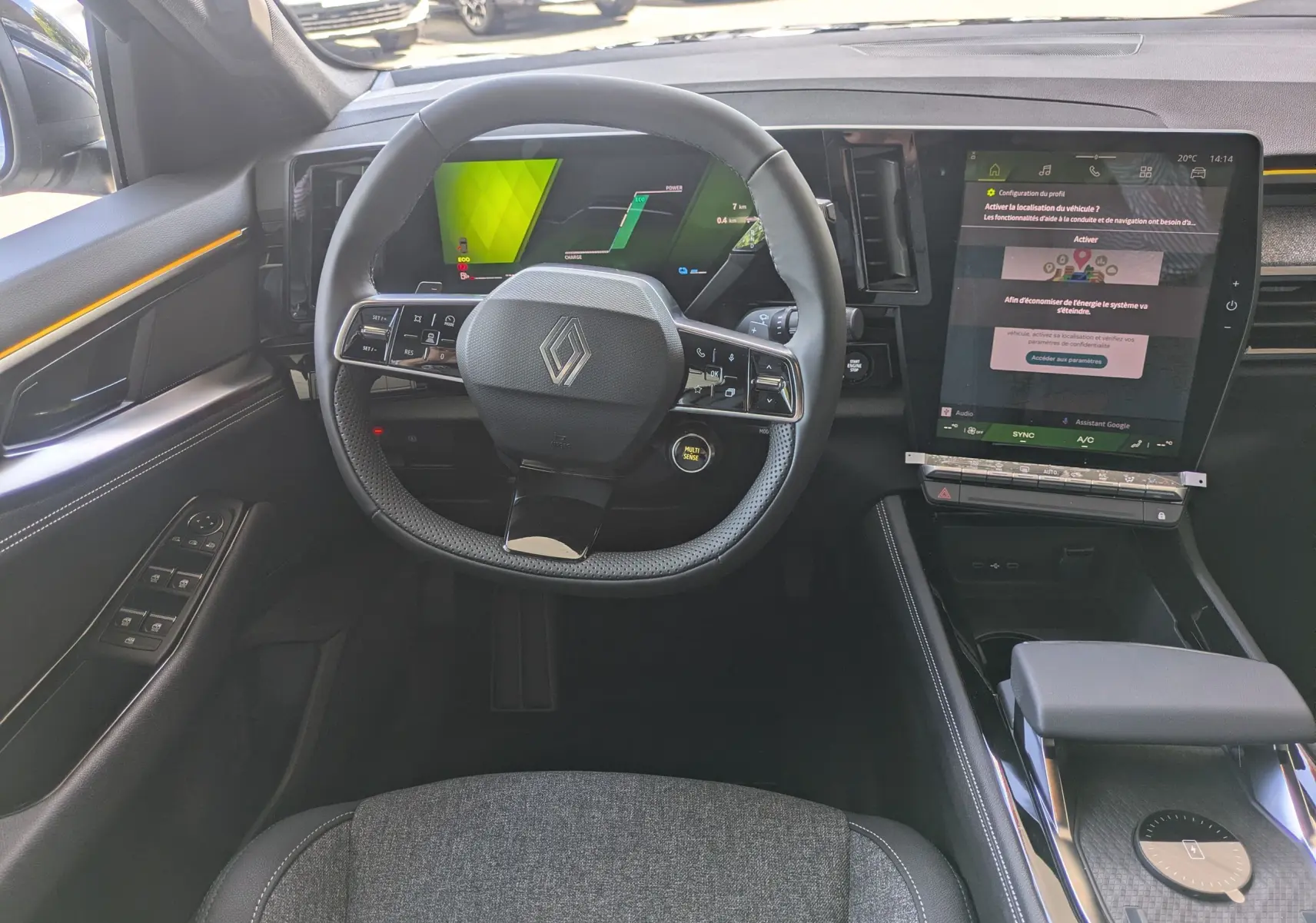 Vue intérieure côté conducteur du Renault Austral E-Tech 200 Esprit Techno 2026, sièges tissu gris et tableau de bord moderne.