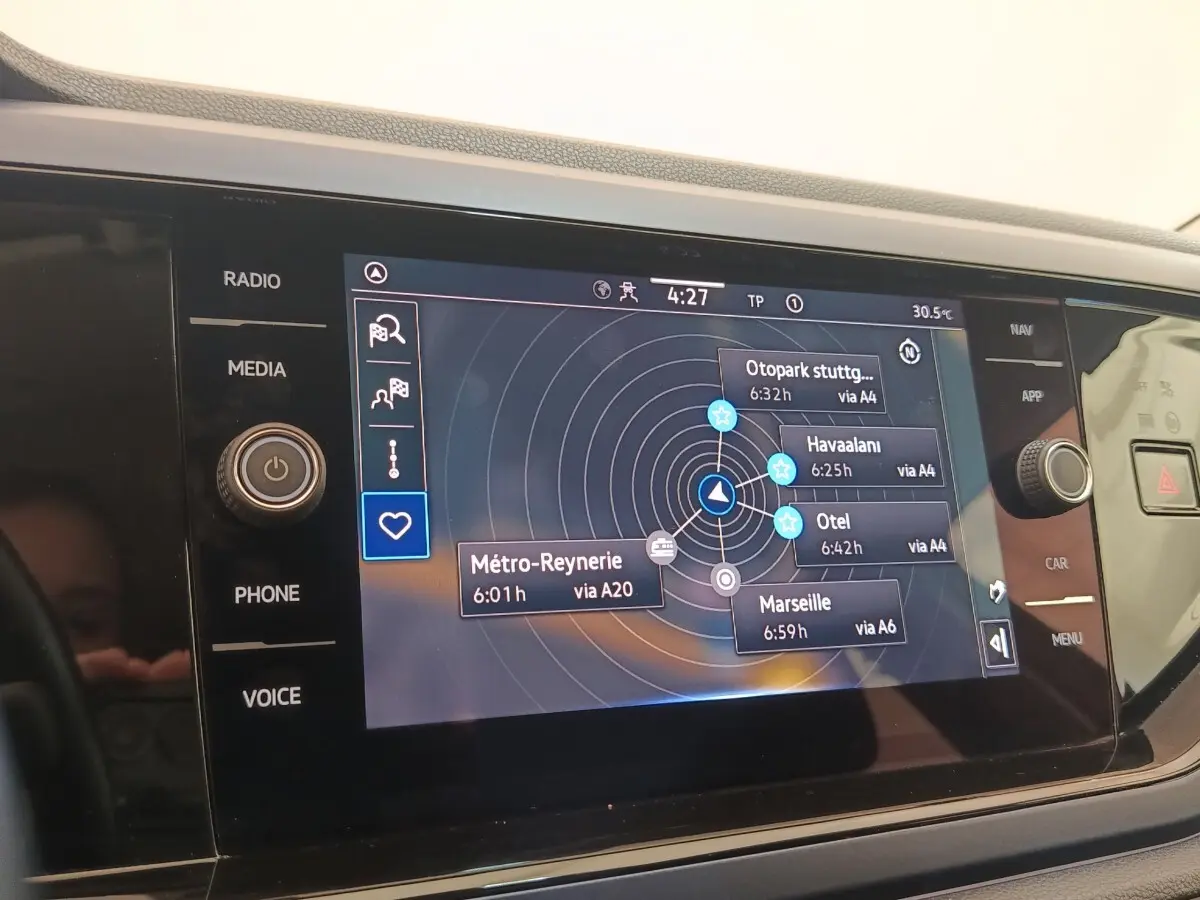 Écran tactile central du tableau de bord d’une Volkswagen Polo 1.0 TSI 95 United, affichant un GPS.