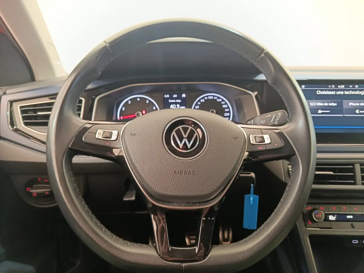 Vue rapprochée du volant cuir et alu multifonctions de la Volkswagen Polo 1.0 TSI 95 United avec tableau de bord numérique.