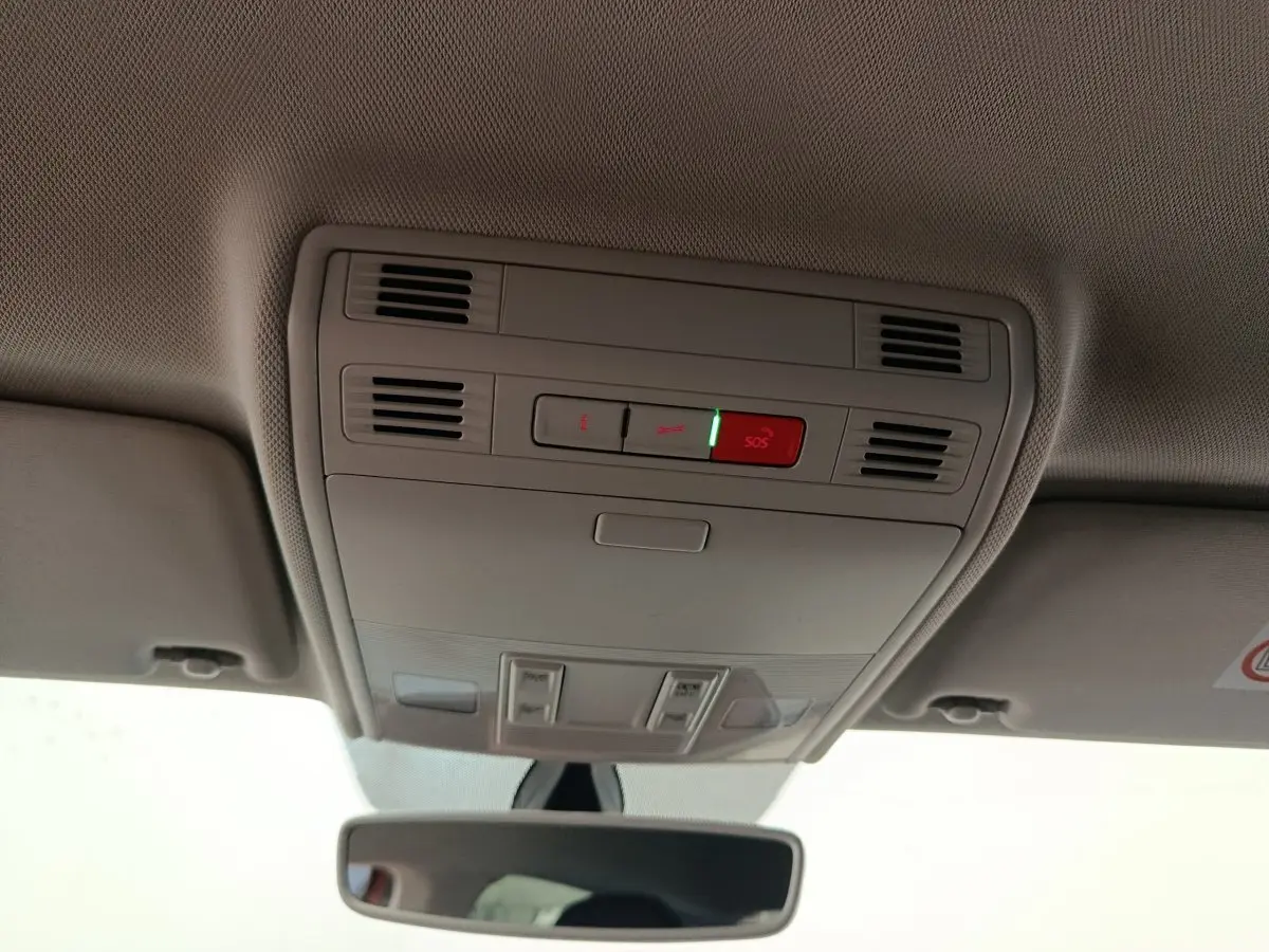 Vue intérieure du plafonnier avec commandes SOS et éclairage, dans une Volkswagen Polo orange 2020.
