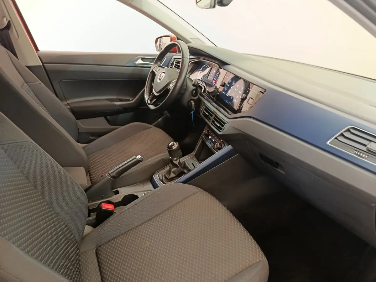 Vue intérieure côté conducteur de la Volkswagen Polo 1.0 TSI 95 United avec tableau de bord digital et volant multifonctions cuir alu.