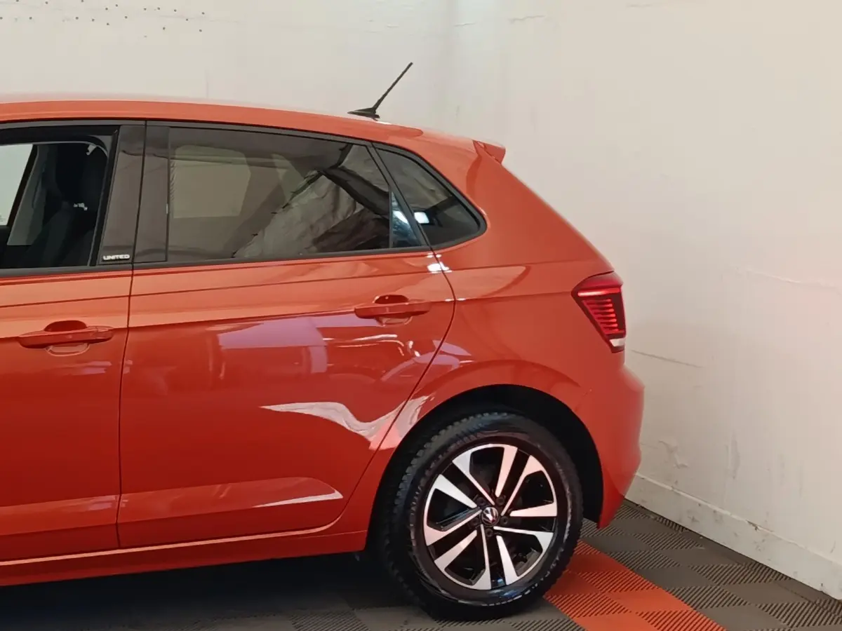Vue latérale droite d'une Volkswagen Polo 1.0 TSI 95 United orange avec jantes alliage distinctives.