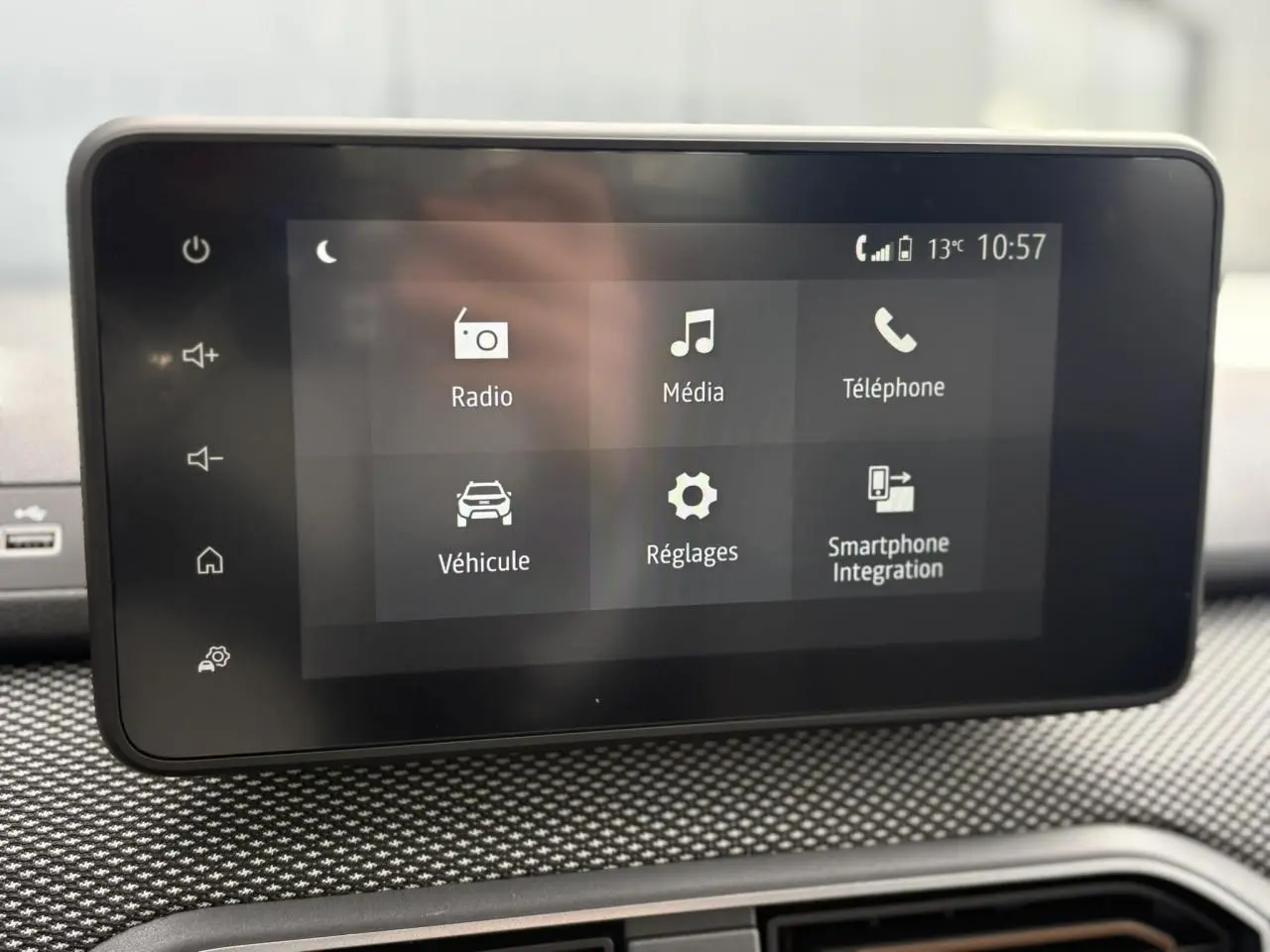 Écran tactile multimédia 8 pouces du tableau de bord du Dacia Sandero Stepway gris, affichant les menus radio et smartphone.