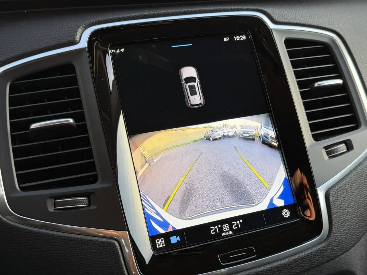 Écran tactile central montrant la caméra de recul du Volvo XC90 blanc Crystal, vue intérieure du tableau de bord.