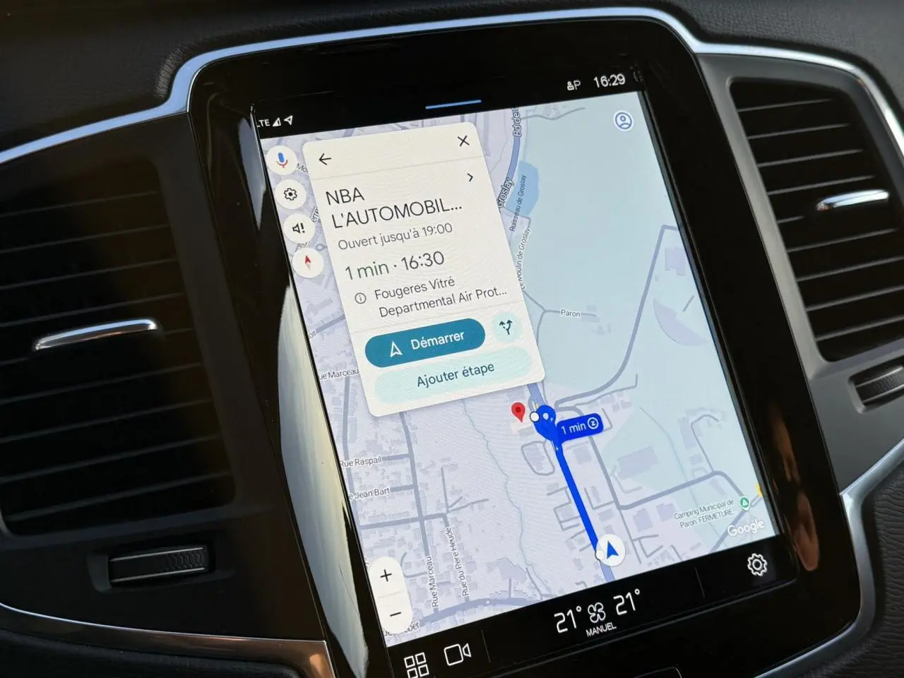 Écran tactile central du Volvo XC90 2024 affichant la navigation GPS avec carte et itinéraire en vue rapprochée.