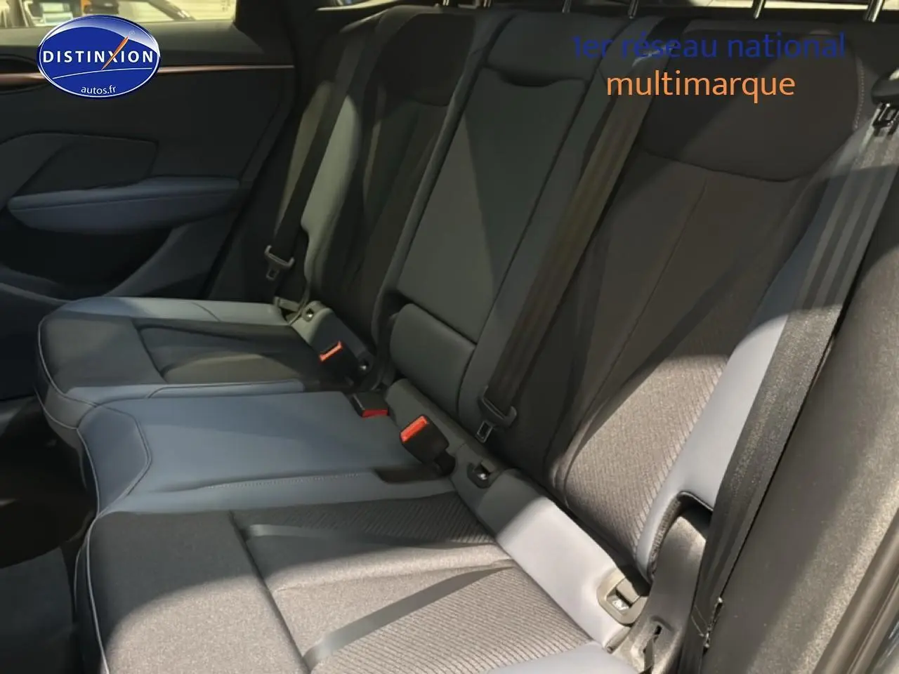 Vue latérale droite de la banquette arrière grise du CUPRA TERRAMAR 2025 avec ceintures et fixations isofix visibles.