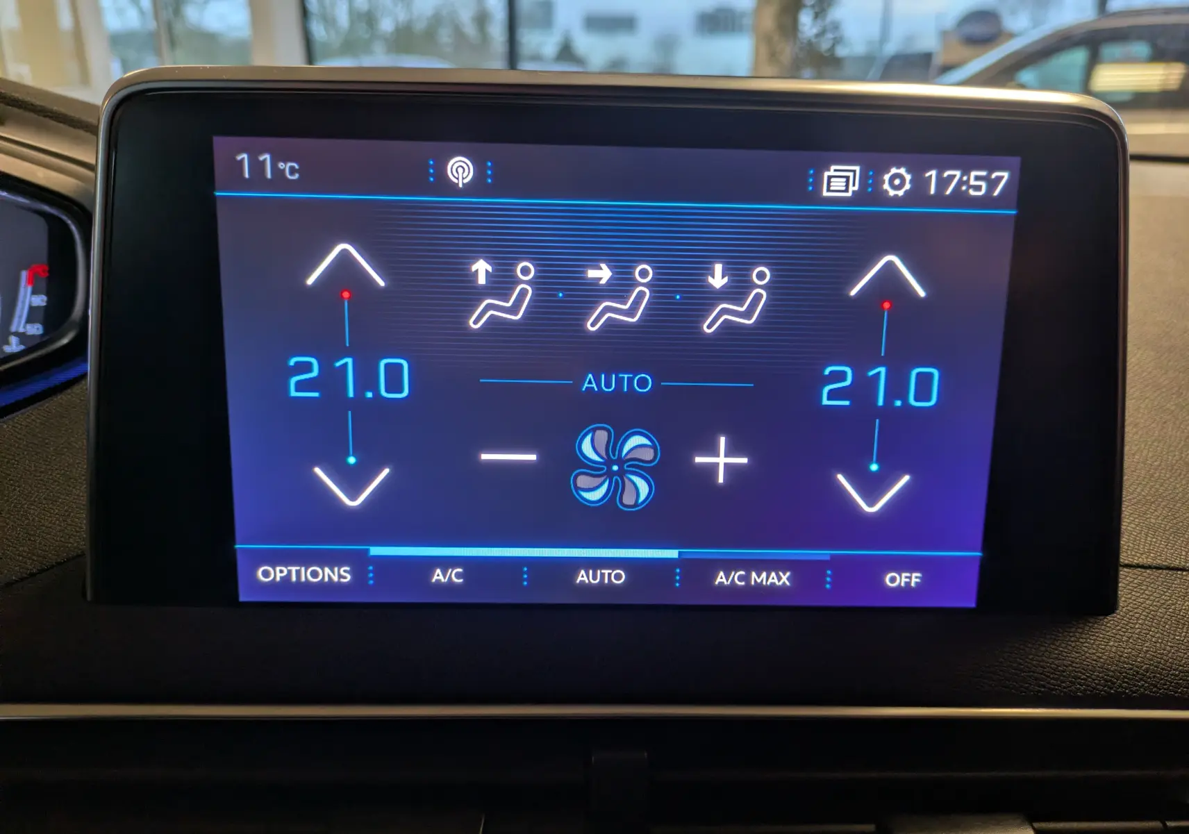Écran tactile du système de climatisation automatique du Peugeot 3008 gris Arthense, vue frontale rapprochée.