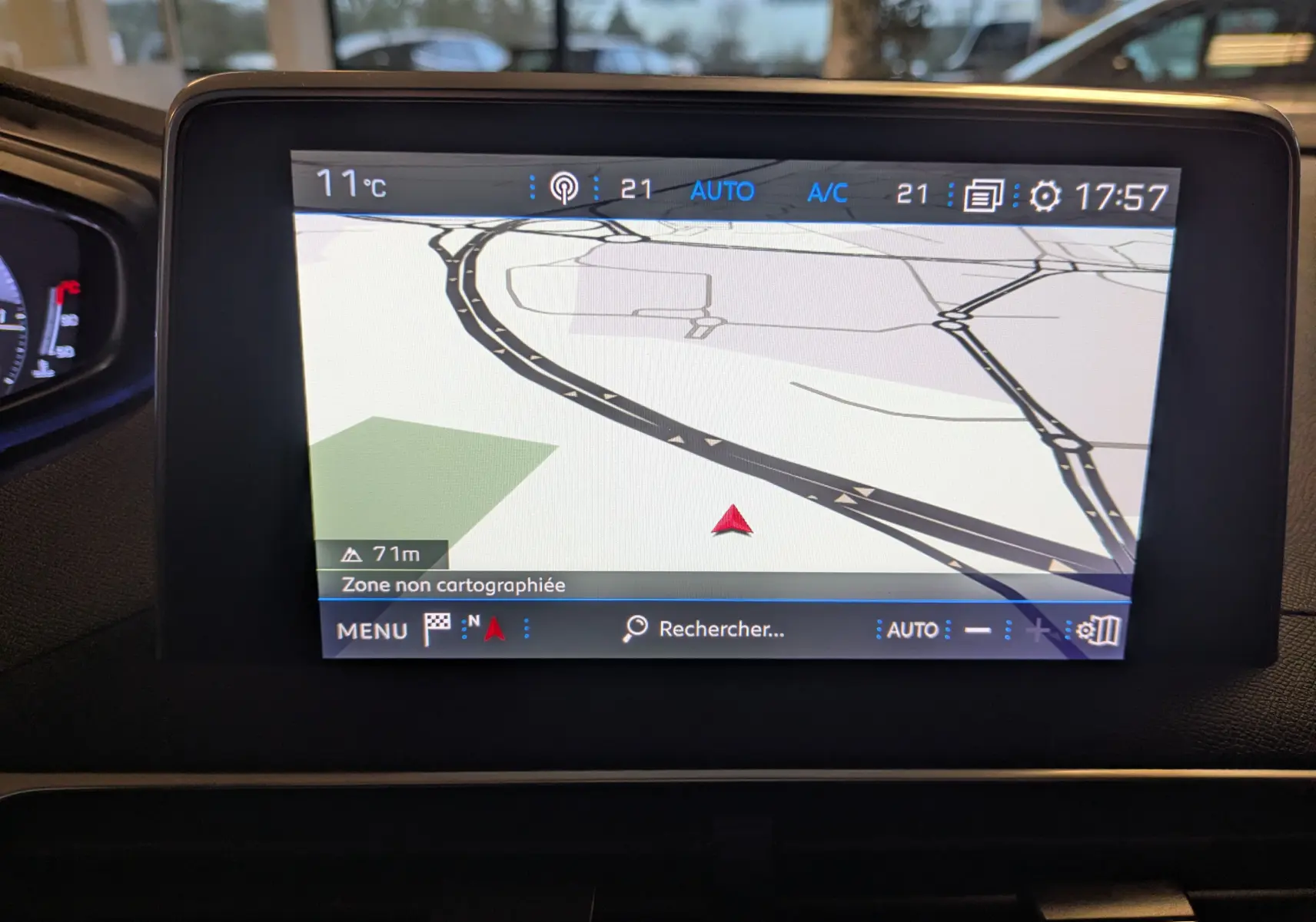Écran tactile central du Peugeot 3008 2019 montrant la navigation GPS avec carte et température extérieure à 11°C.