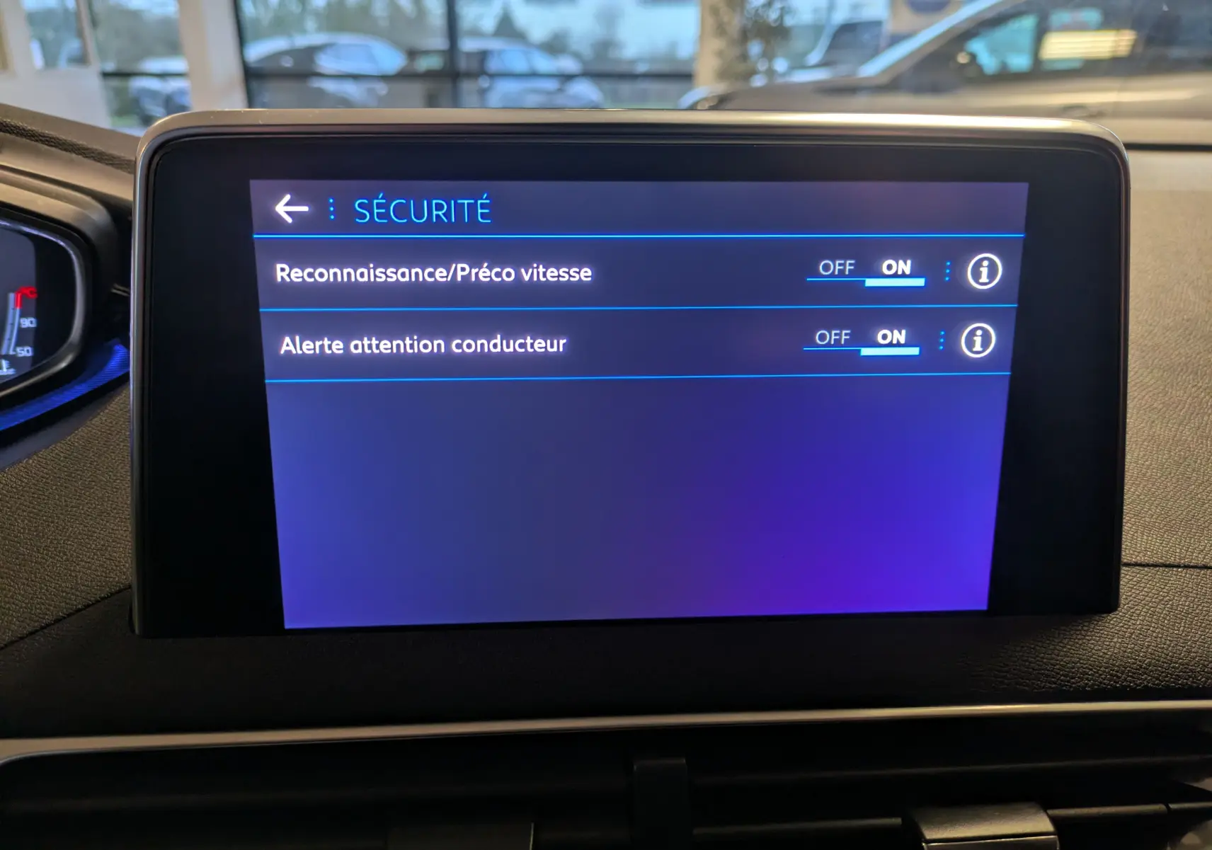 Écran central du Peugeot 3008 2019 affichant les réglages de sécurité avec options d'alerte conducteur activées.