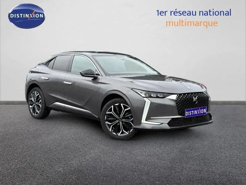 DS4 PureTech 130ch Opéra gris Platinium en 3/4 avant droit, avec calandre distinctive et jantes noires bicolores.