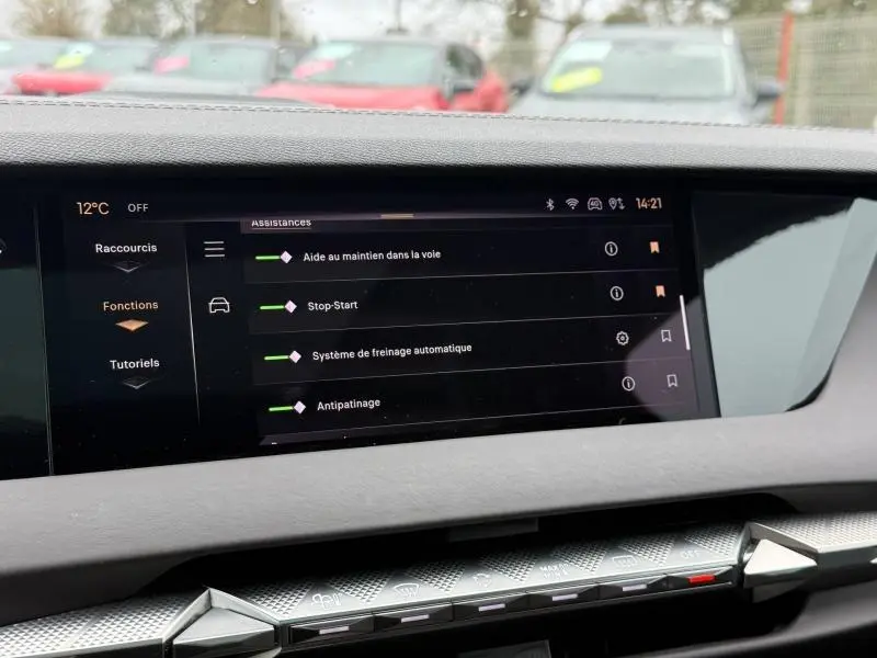 Écran tactile du tableau de bord du DS4 PureTech 130ch Opéra 2023, affichant les assistances à la conduite.