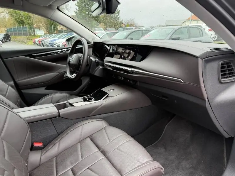Intérieur du DS4 PureTech 130ch Opéra 2023 en gris Platinium, vue côté conducteur montrant tableau de bord et sièges cuir.