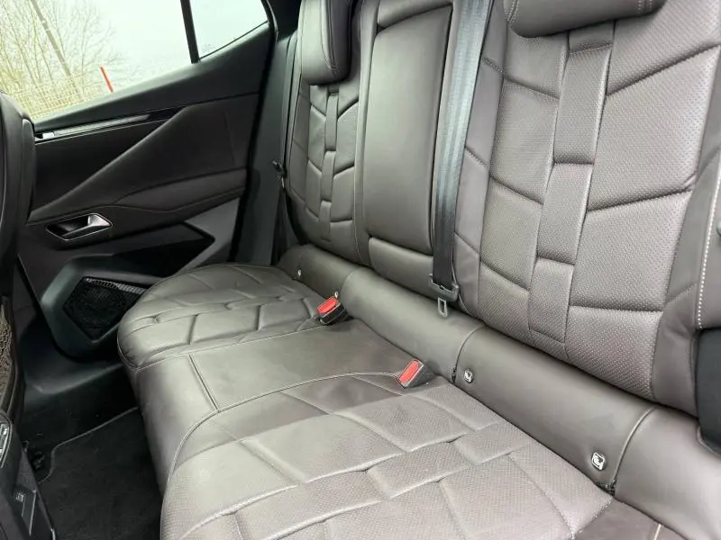 Vue intérieure côté gauche des sièges arrière en cuir marron du DS4 PureTech 130ch Opéra 2023, soulignant la finition raffinée.