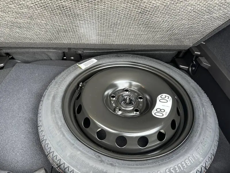 Gros plan sur la roue de secours noire dans le coffre du Renault Captur 1.8 E-Tech full hybrid 2026.