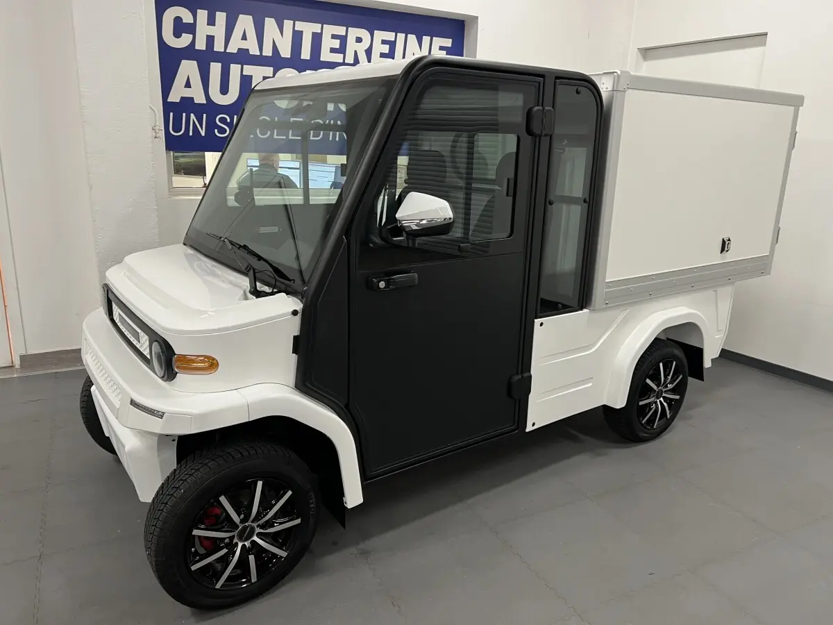 Vue 3/4 avant droit du Liberty L7e H2 Cargo blanc avec porte noire, jantes alu 13 pouces et caisse fermée.