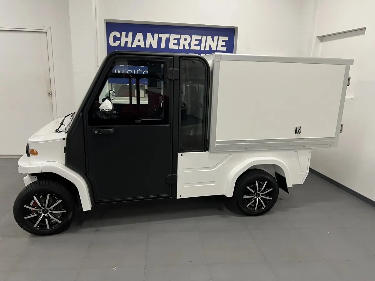 Vue de profil côté gauche du Liberty L7e H2 Cargo blanc 2025 avec caisse fermée et jantes alu 13 pouces noires.