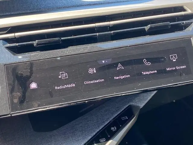 Écran tactile central du tableau de bord du Peugeot 3008 noir, affichant les options Radio, Climatisation, Navigation, Téléphone et Mirror Screen.