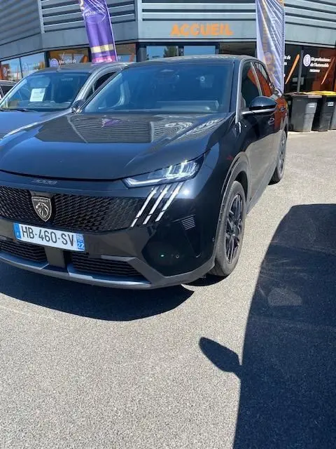 Peugeot 3008 2024 noir vue 3/4 avant droit, avec phares LED distinctifs et calandre noire brillante.