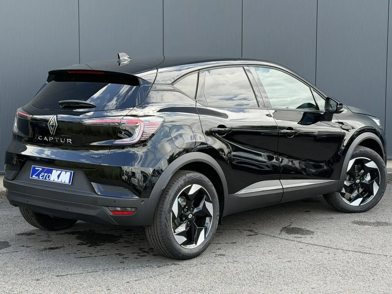 Vue 3/4 arrière droite du Renault Captur noir étoilé 2026 avec jantes aluminium 18 pouces et antenne requin.