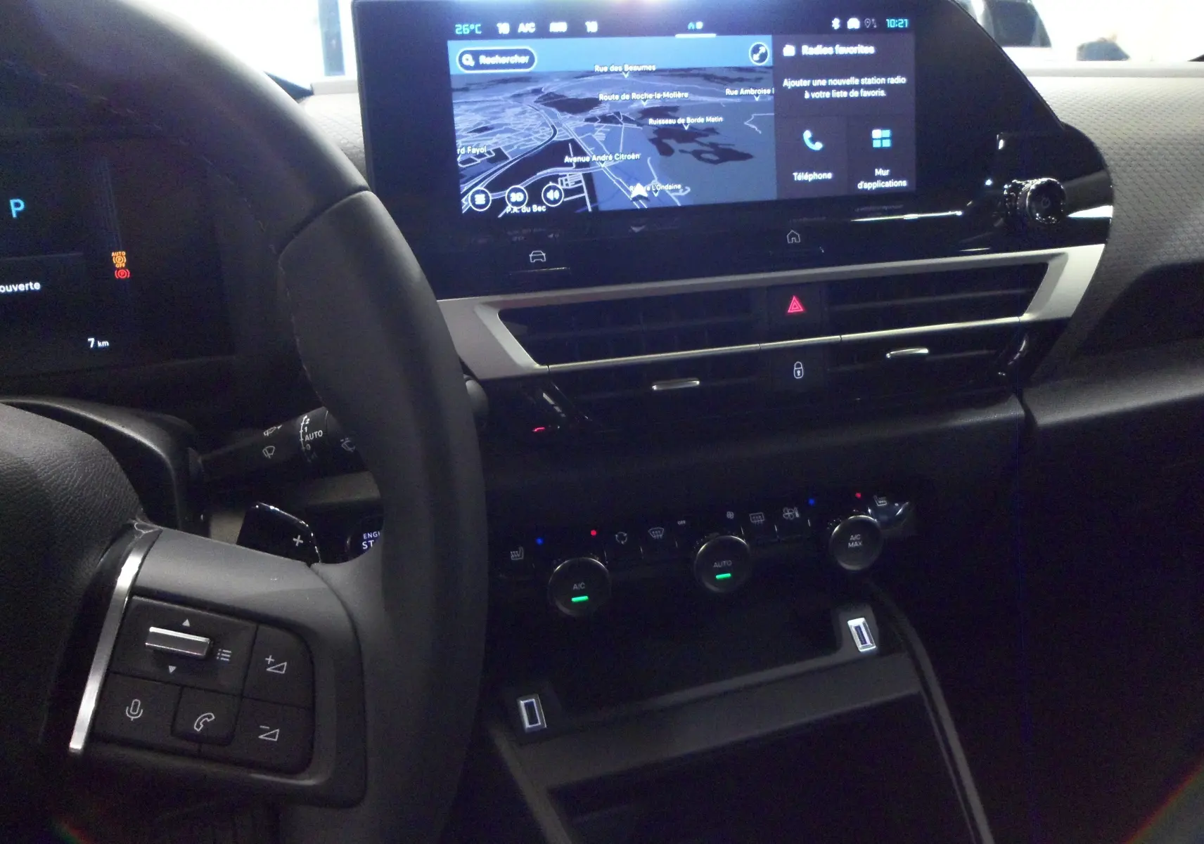 Vue intérieure du tableau de bord et volant du Citroën C4 Hybride 136 e-DCS6 Max 2025 en noir Perla, avec écran tactile et commandes.