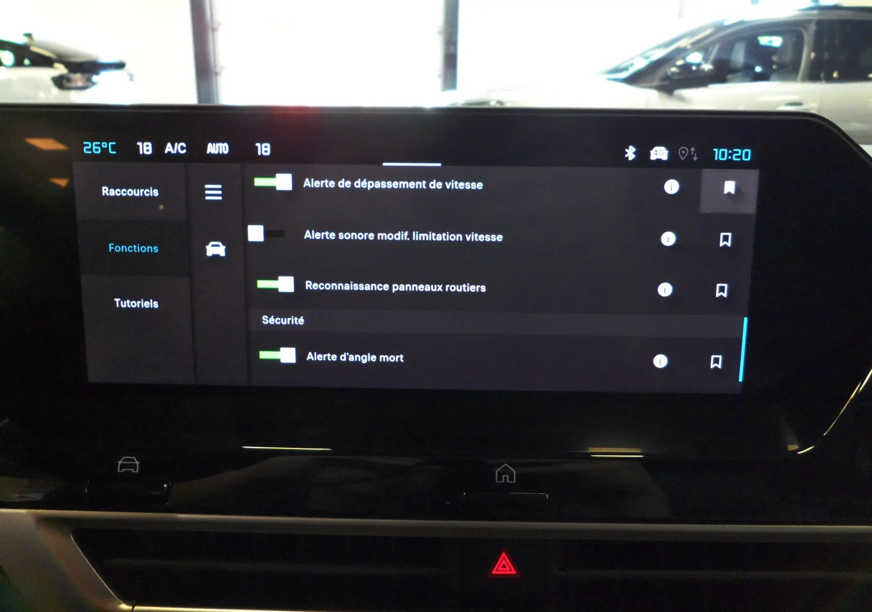 Écran tactile central du tableau de bord de la Citroën C4 Hybride 136 e-DCS6 Max affichant les alertes de sécurité et assistance.