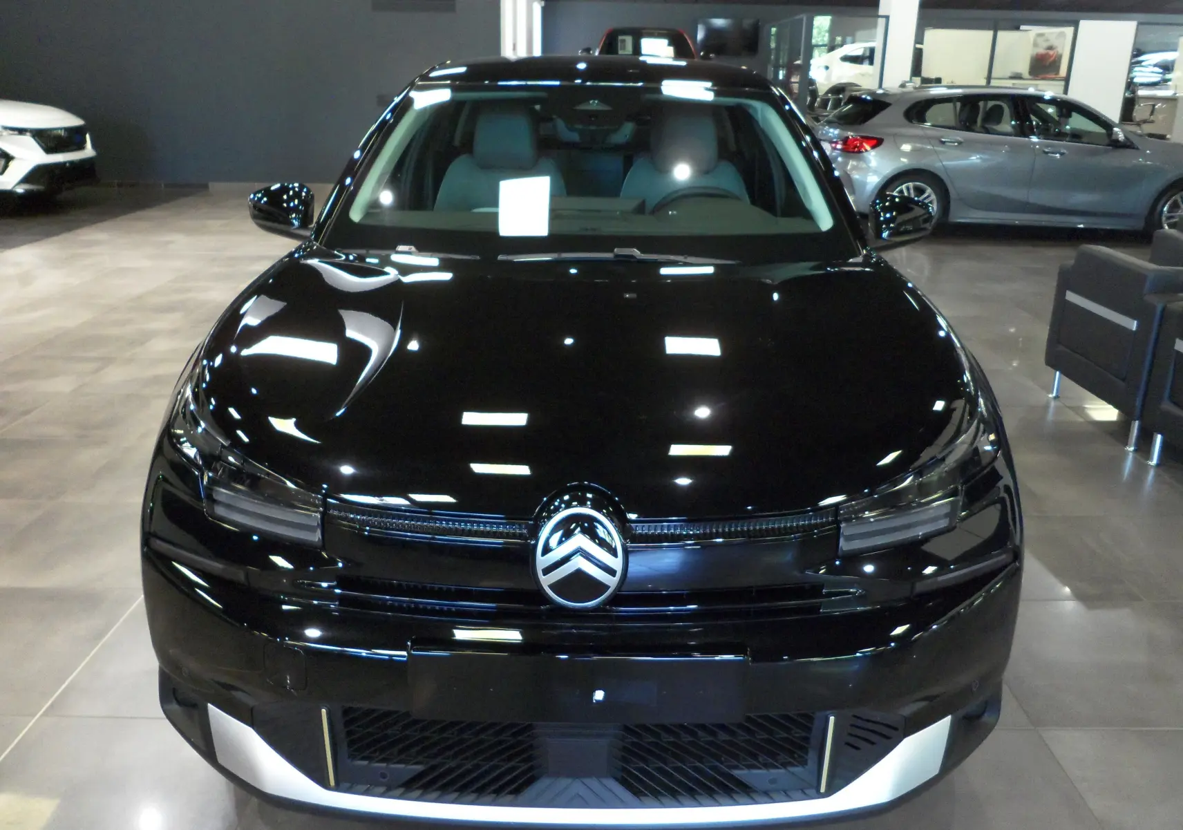 Vue frontale d'une Citroën C4 Hybride 136 e-DCS6 Max noire Perla, avec logo distinctif et calandre moderne.