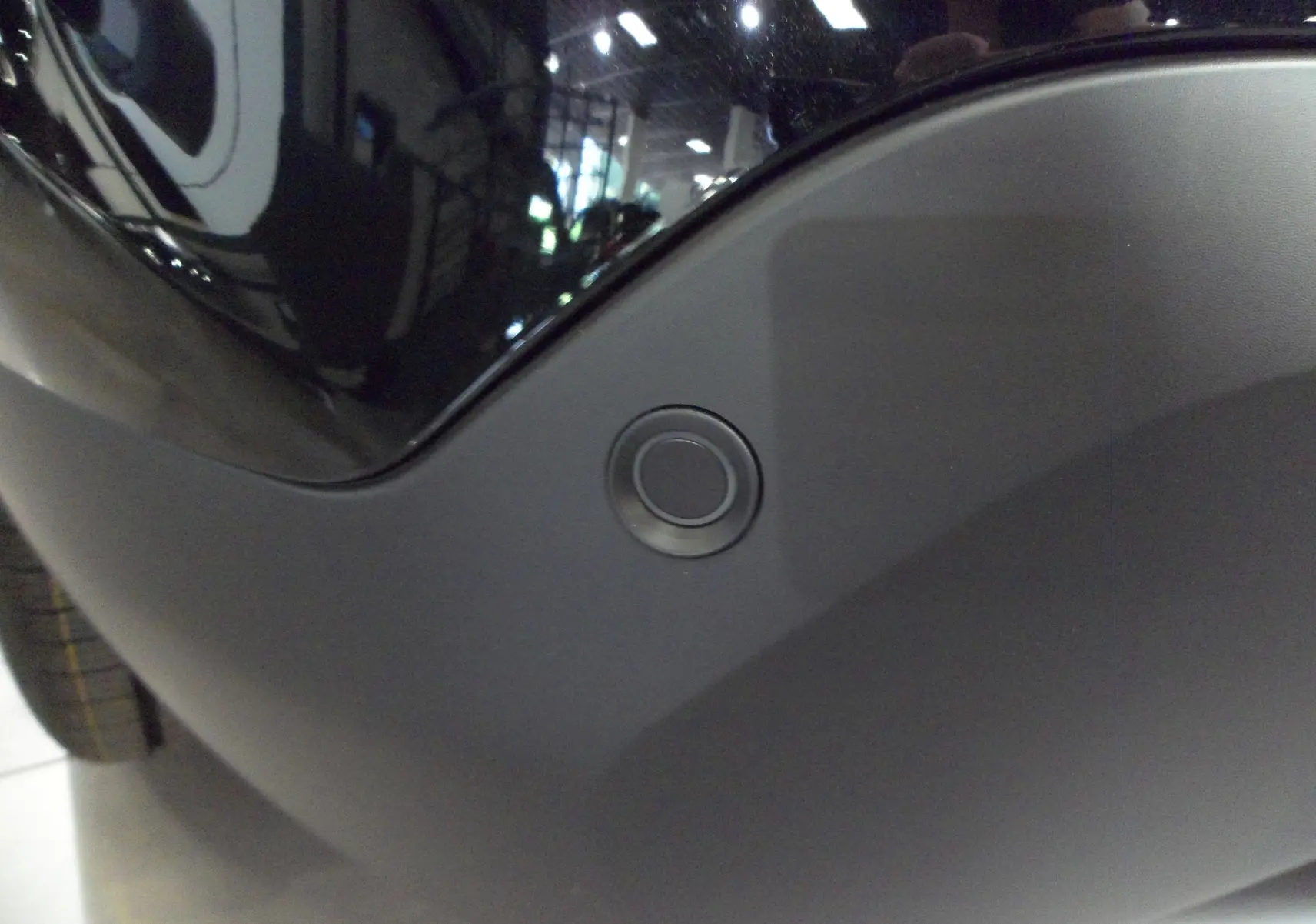 Gros plan sur le capteur de stationnement arrière du pare-chocs noir Perla d'une Citroën C4 Hybride 136 e-DCS6 Max 2025.