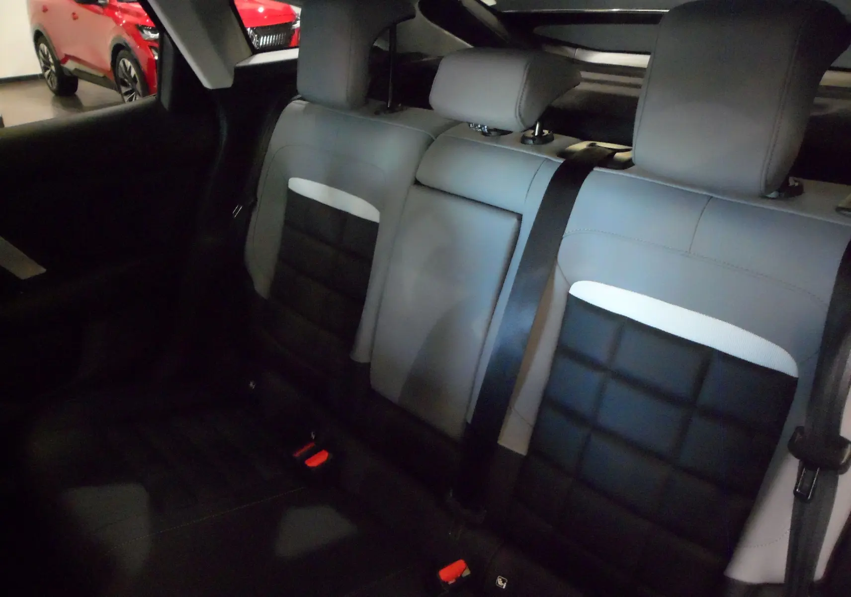 Vue intérieure sur les sièges arrière en cuir noir et gris du Citroën C4 Hybride 136 e-DCS6 Max 2025.