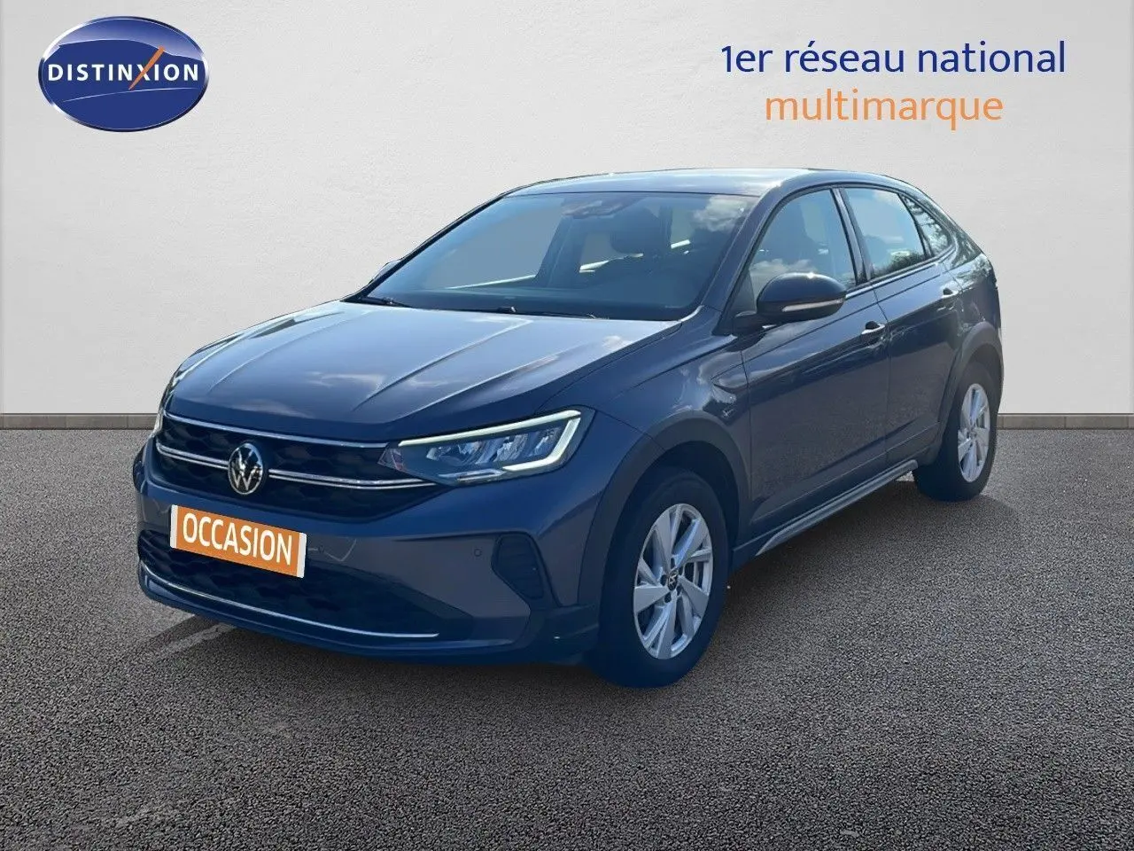 Volkswagen Taigo gris cendre en 3/4 avant droit, mettant en valeur son design moderne et ses jantes alliage.