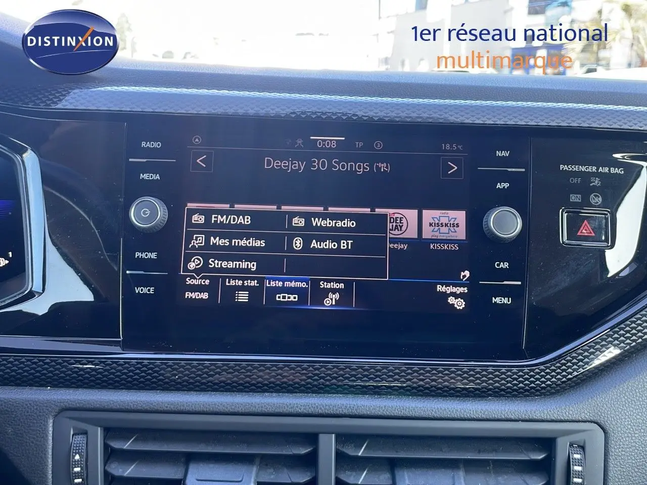 Écran tactile central du tableau de bord du Volkswagen Taigo gris cendre, affichant les options radio et streaming.