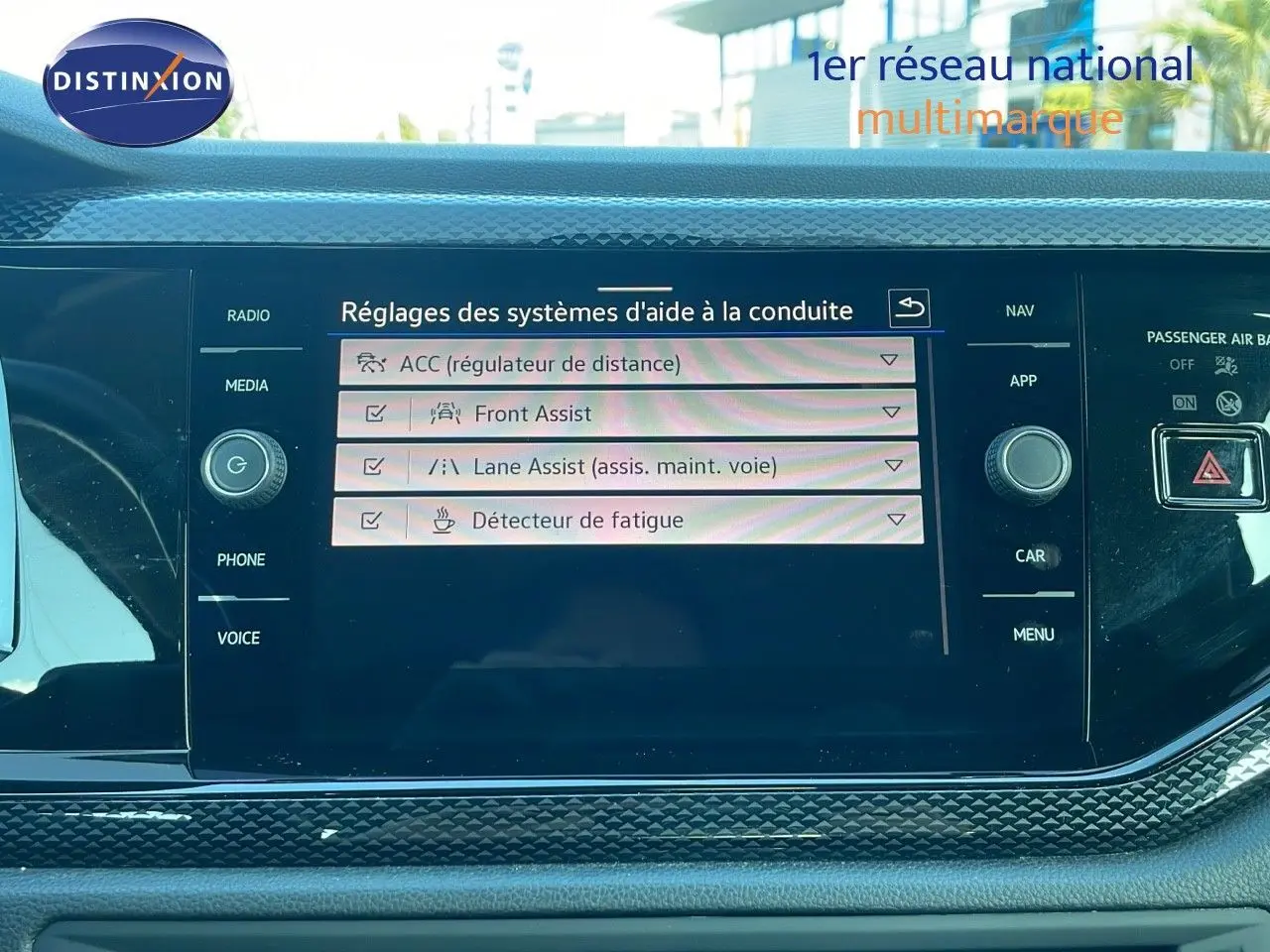 Écran tactile central du Volkswagen Taigo gris cendre 2022 montrant les réglages d'aide à la conduite.