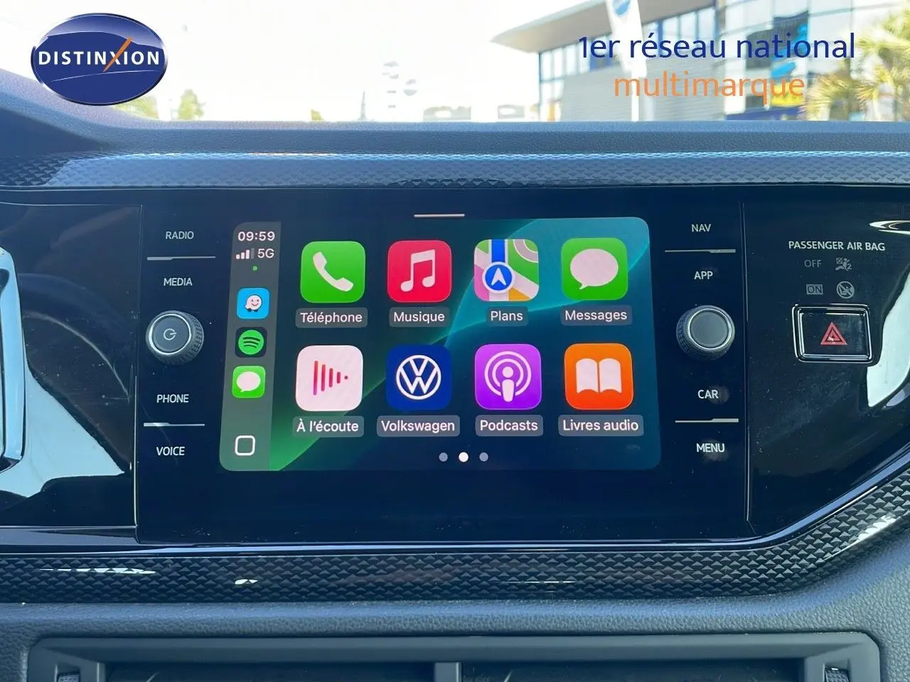Écran tactile central du tableau de bord du Volkswagen Taigo gris cendre 2022 avec interface Apple CarPlay affichée.